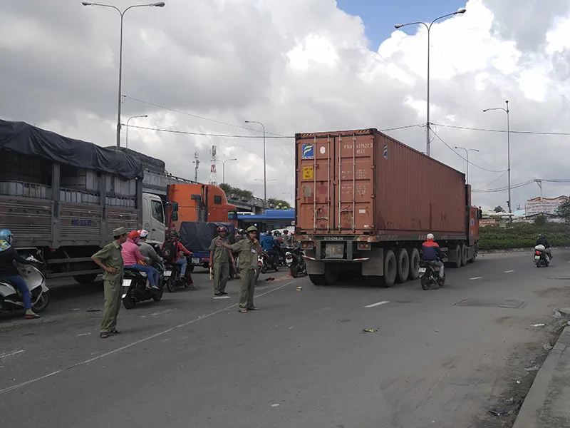 Vụ tai nạn khiến giao thông khu vực ùn ứ 